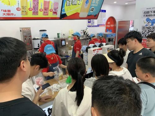 它在下沉市场卖奶茶单店最高日收3万！ag旗舰厅客户端“行业爆款砍半价”(图1)